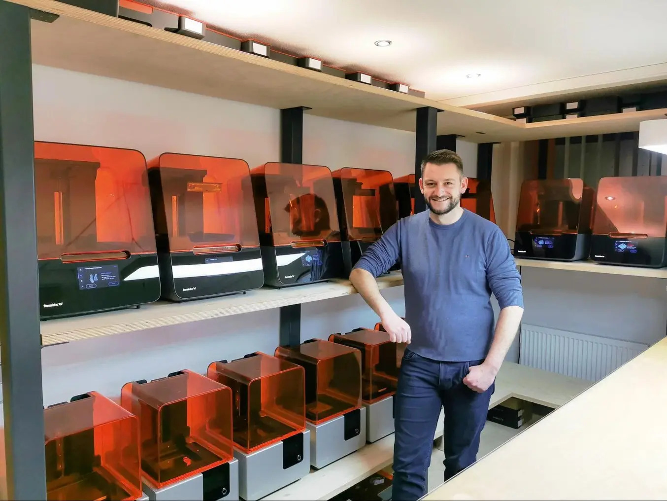 Matthias Krabel zeigt die Druckfarm von Makra Pro mit 18 3D-Druckern